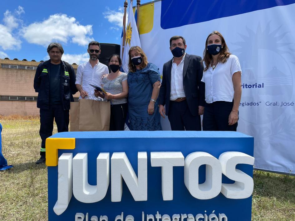 Autoridades y familia participante en la ceremonia de entrega de viviendas Autoridades y familia participante en la ceremonia de entrega de viviendas