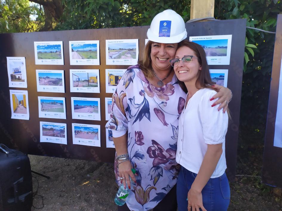Ministra Irene Moreira junto a participante Ministra Irene Moreira junto a participante