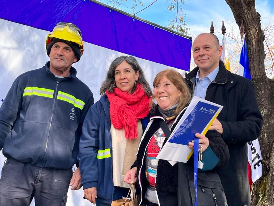 Subsecretario Tabaré Hackenbruch junto a participante y miembros del equipo de territorio