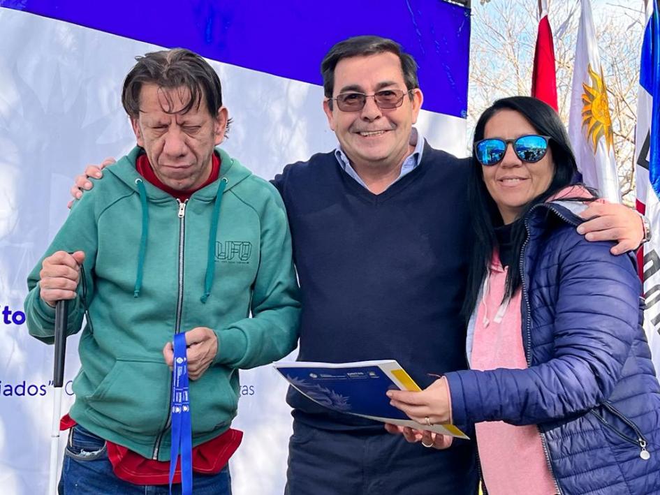 Coordinador general del Juntos Rody Macías en el acto de entrega de viviendas en el Complejo CH 87