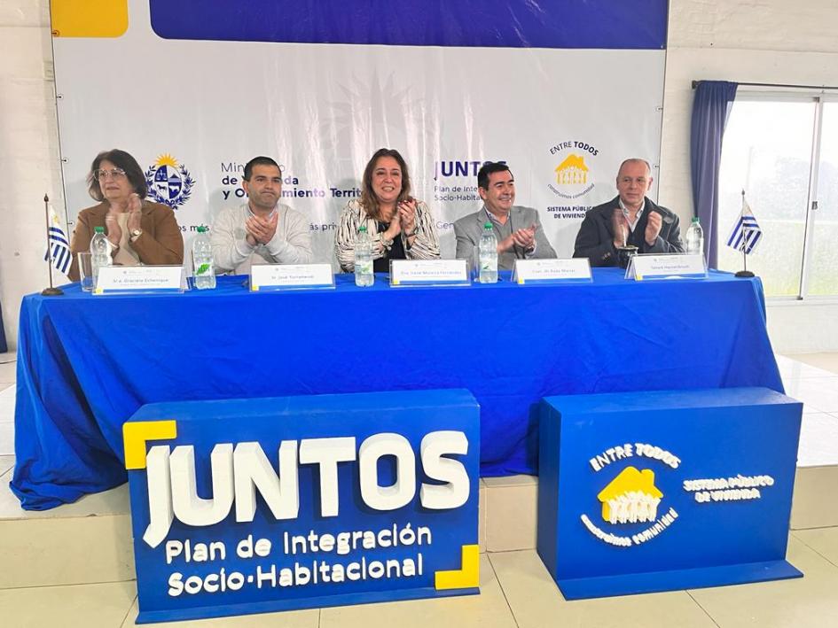 Firma del acuerdo entre MVOT, Juntos y la Intendencia de Cerro Largo Firma del acuerdo entre MVOT, Juntos y la Intendencia de Cerro Largo