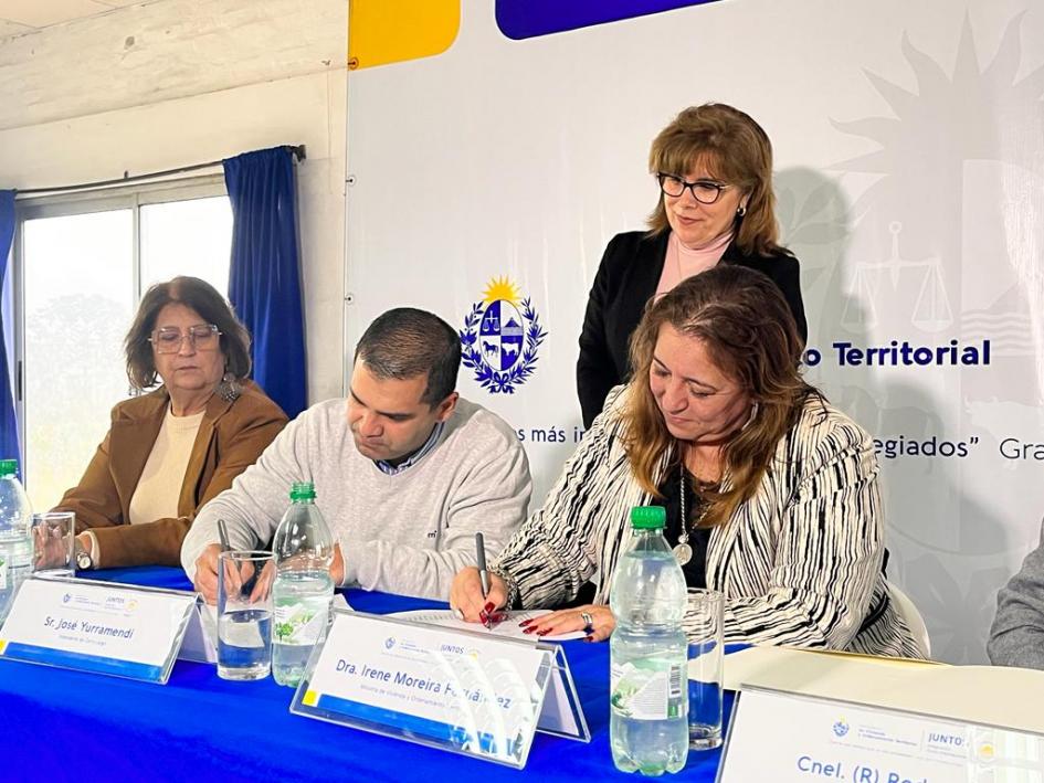 Firma del acuerdo entre MVOT, Juntos y la Intendencia de Cerro Largo Firma del acuerdo entre MVOT, Juntos y la Intendencia de Cerro Largo