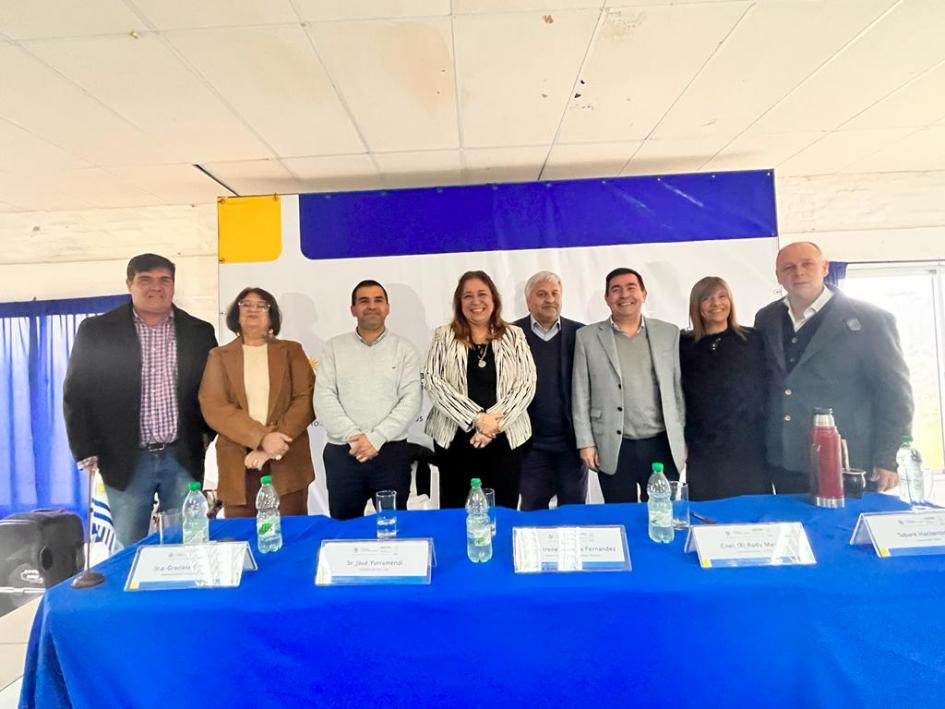 Autoridades nacionales y departamentales en la ceremonia de firma del acuerdo Autoridades nacionales y departamentales en la ceremonia de firma del acuerdo