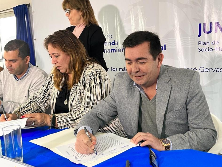 Ceremonia de firma del acuerdo entre MVOT, Juntos y la Intendencia de Cerro Largo