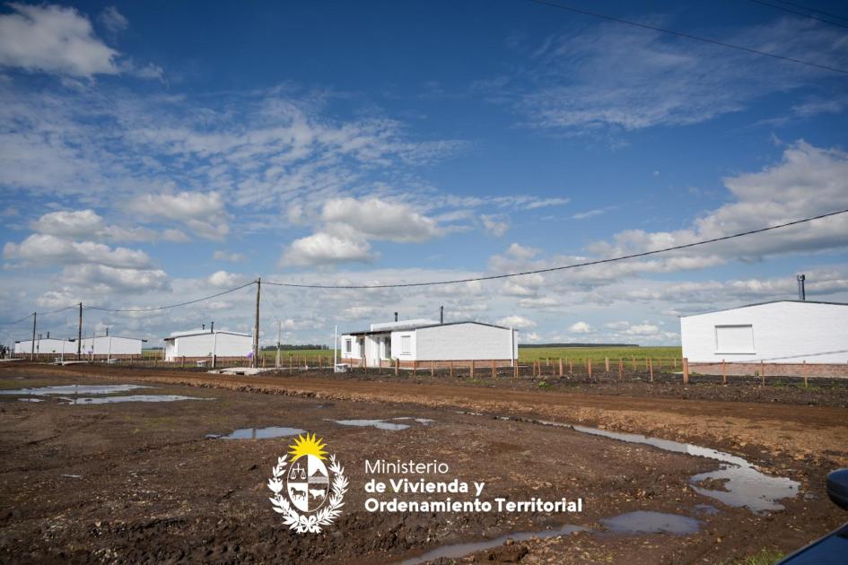 17 familias de Sarandí de Navarro recibieron las llaves de sus nuevos hogares 17 familias de Sarandí de Navarro recibieron las llaves de sus nuevos hogares