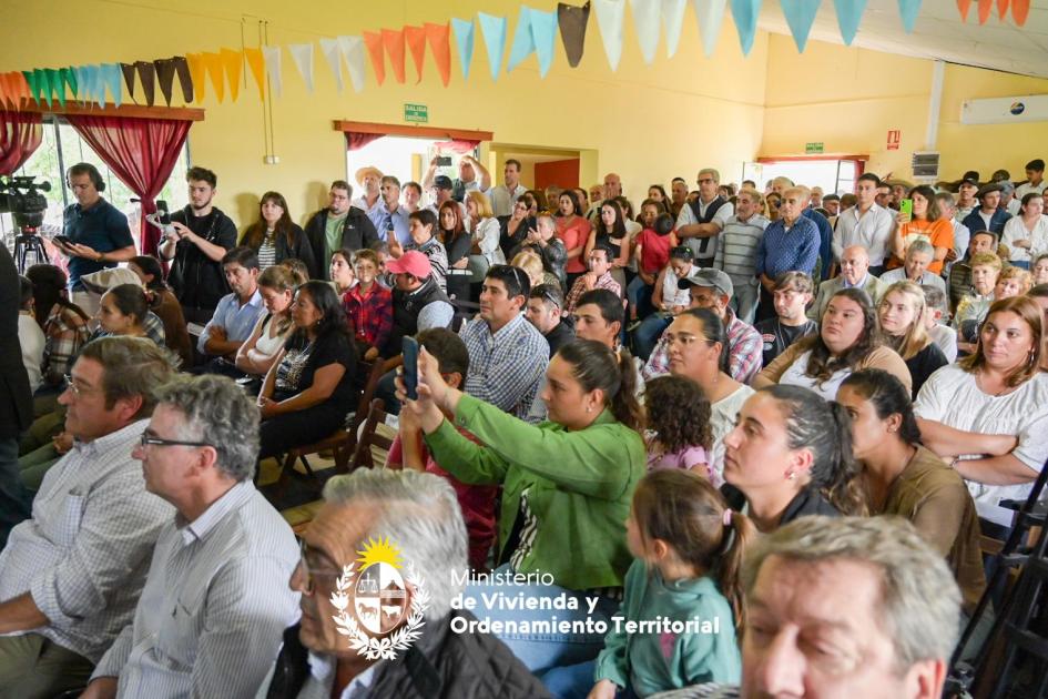 17 familias de Sarandí de Navarro recibieron las llaves de sus nuevos hogares 17 familias de Sarandí de Navarro recibieron las llaves de sus nuevos hogares