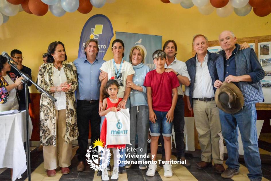 17 familias de Sarandí de Navarro recibieron las llaves de sus nuevos hogares 17 familias de Sarandí de Navarro recibieron las llaves de sus nuevos hogares