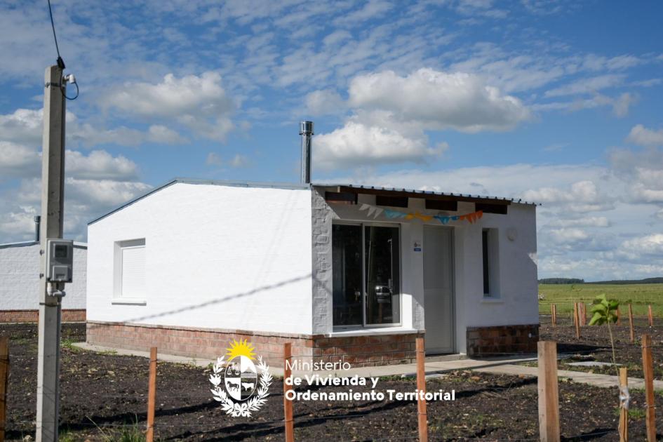 17 familias de Sarandí de Navarro recibieron las llaves de sus nuevos hogares 17 familias de Sarandí de Navarro recibieron las llaves de sus nuevos hogares