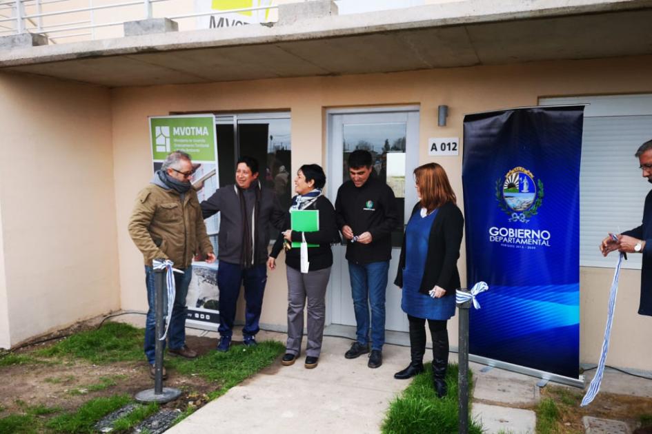 Más de 160 familias acceden a la Vivienda Beneficiarios de pie frente al complejo