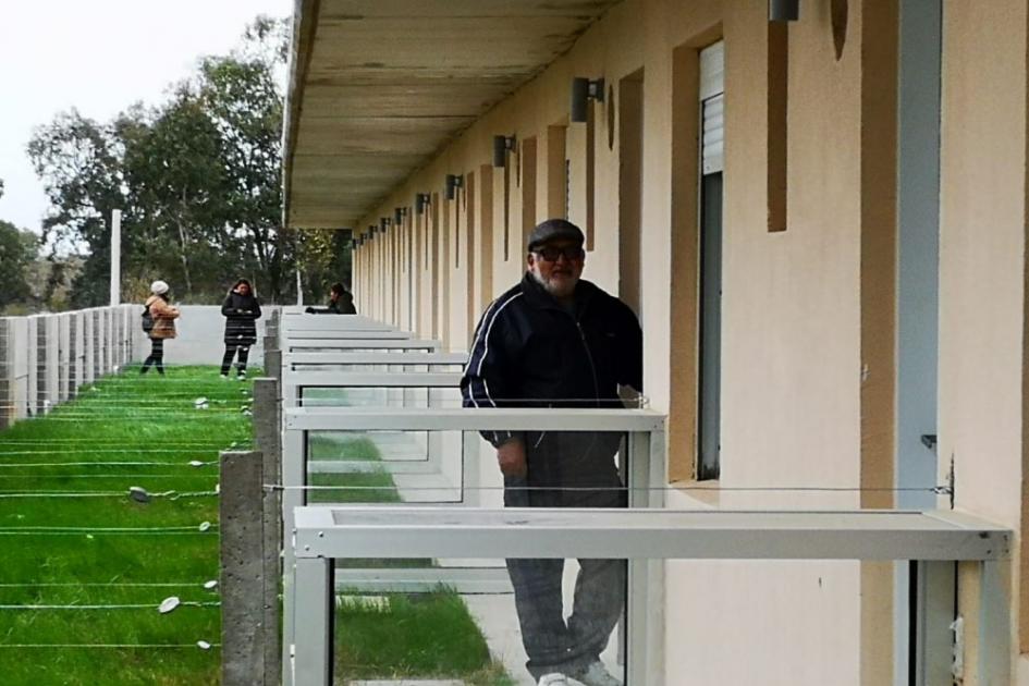 Más de 160 familias acceden a la Vivienda Beneficiarios de pie frente al complejo