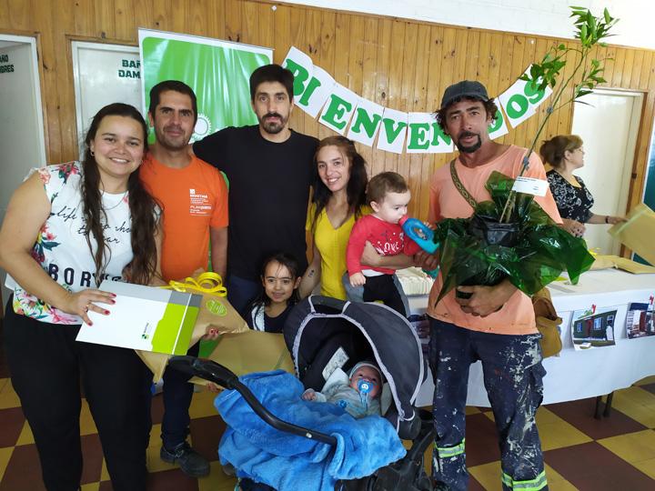Plan Juntos Familia en la puerta de su vivienda Nueva