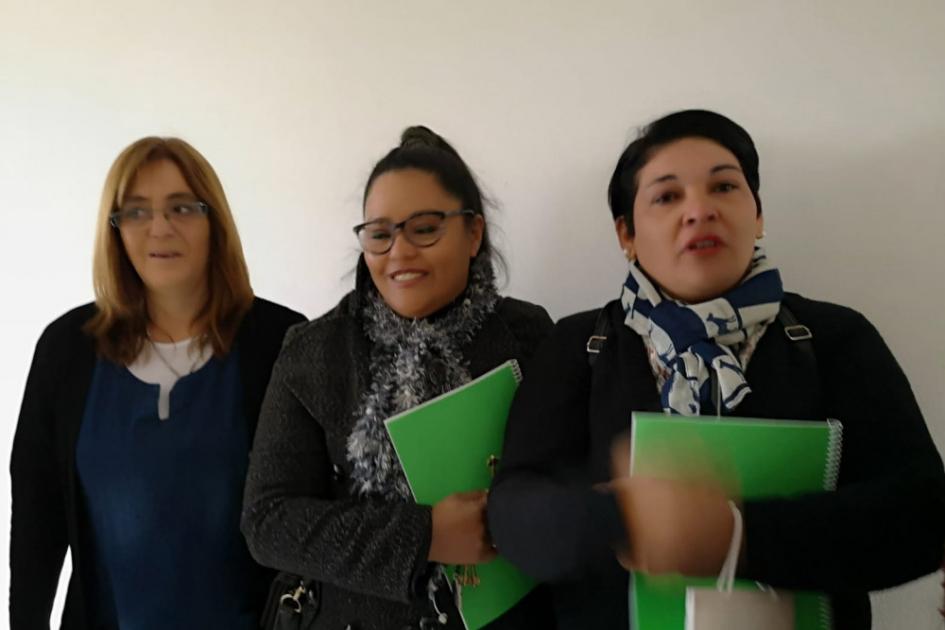 Más de 160 familias acceden a la Vivienda Beneficiarios de pie frente al complejo