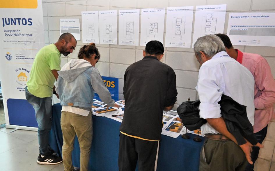 Familias participantes de Paysandú en la presentación del proyecto Leandro Gómez