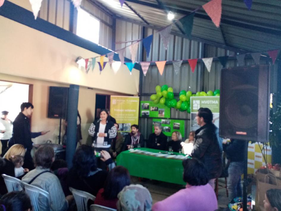 Autoridades hablando a varios beneficiarios