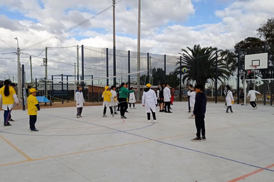 Niños jugando en la cancha Niños jugando en la cancha