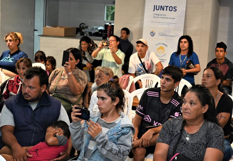 Familias del grupo Leandro Gómez en la presentación del proyecto Leandro Gómez