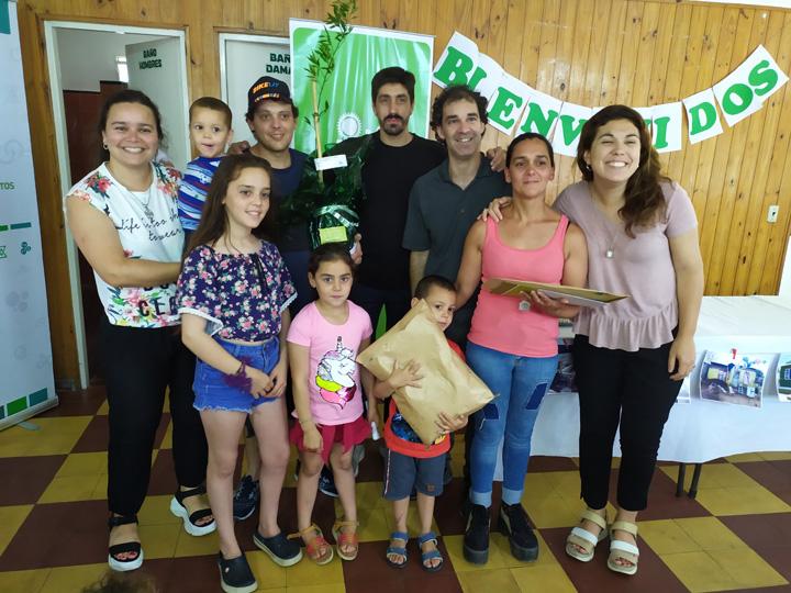Plan Juntos Familia en la puerta de su vivienda Nueva