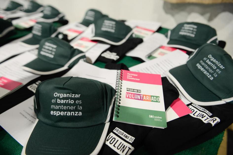 Voluntarios de Plan Juntos se reunieron en Cedel Carrasco Gorros y libretas