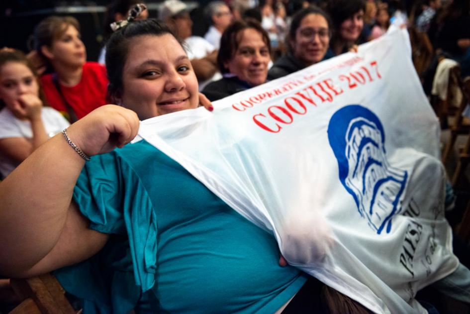 Mujer sosteniendo bandera de cooperativa Sorteo de coopertivas