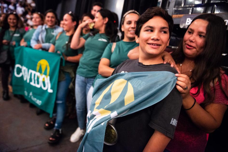 Personas sosteniendo bandera de cooperativas Sorteo de coopertivas