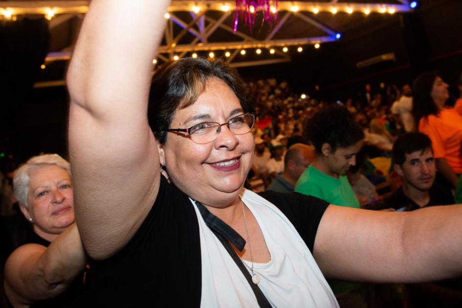 Mujer en celebración del sorteo Sorteo de coopertivas