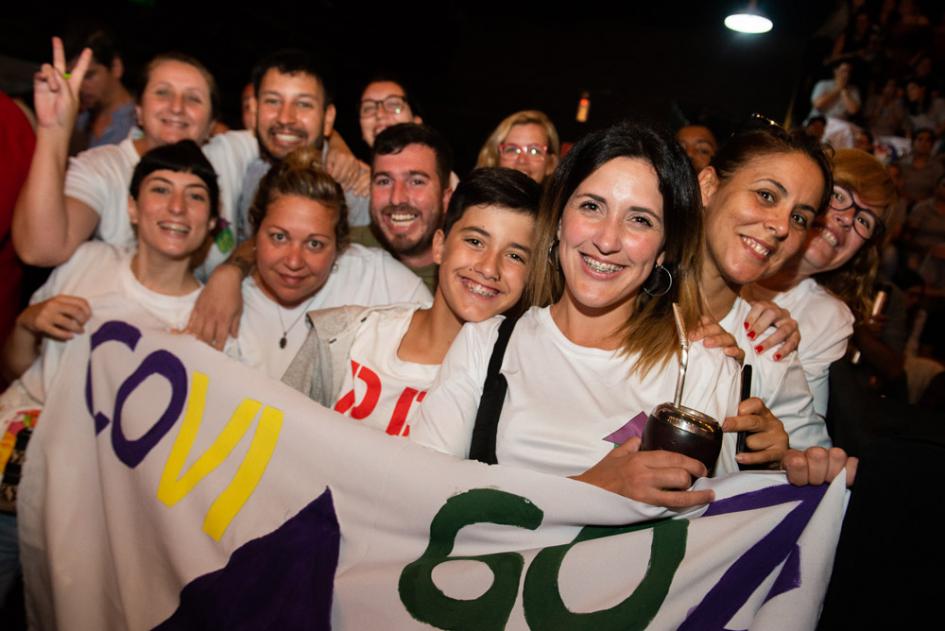 Personas con bandera de cooperativa Sorteo de coopertivas