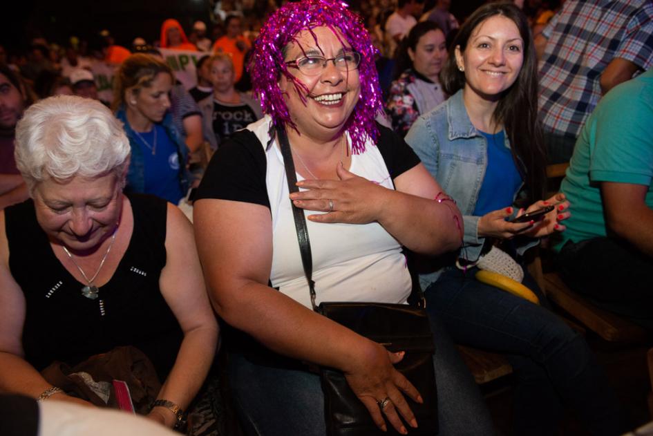 Mujer celebrando el sorteo Sorteo de coopertivas
