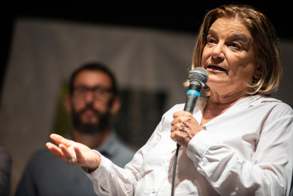Ministra Eneida de León hablando previo al sorteo Sorteo de coopertivas