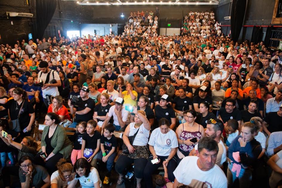 Vista del público que asistió al sorteo Sorteo de coopertivas