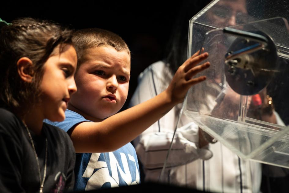 Niños girando el bolillero con los nombres de las cooperativas Sorteo de coopertivas