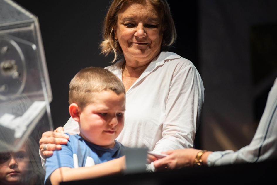 Ministra Eneida de León y niño con nombre de vivienda sorteada Sorteo de coopertivas