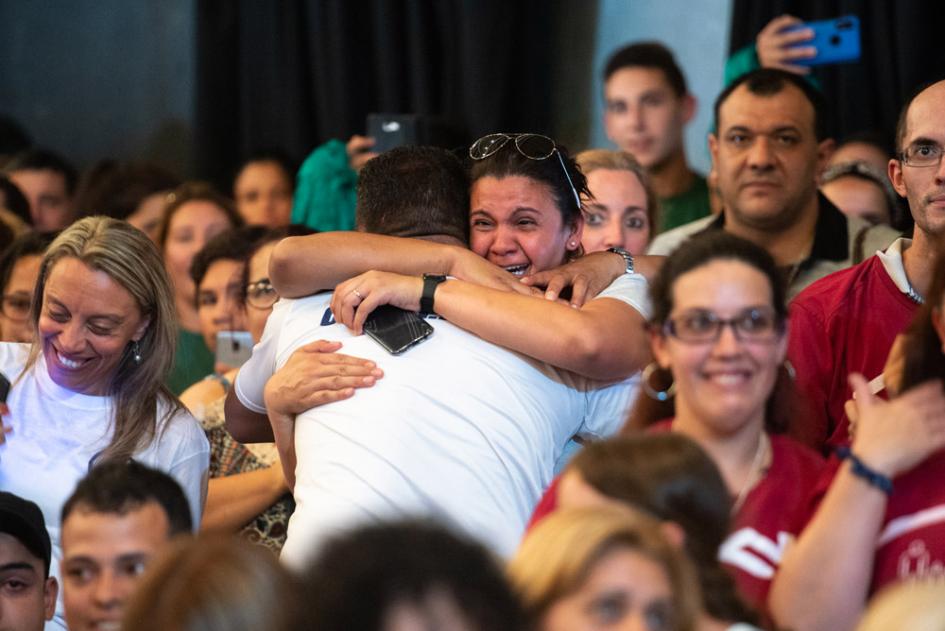 Dos personas abrazadas con emoción Sorteo de coopertivas