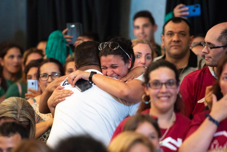 Dos personas abrazadas con emoción Sorteo de coopertivas