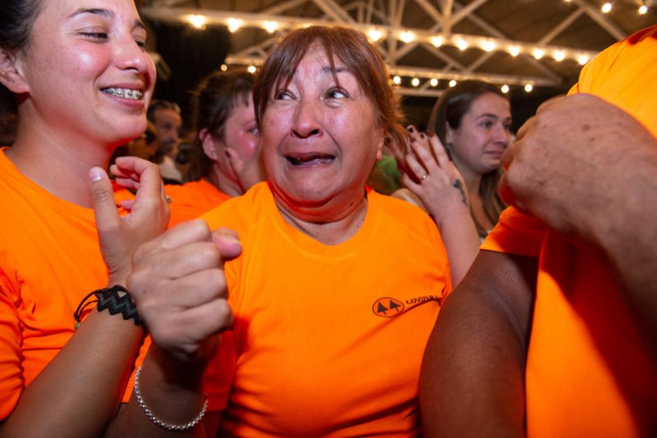 Mujeres emocionadas por resultado del sorteo Sorteo de coopertivas