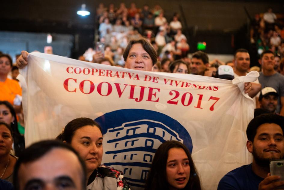 Mujer con bandera de cooperativa Sorteo de coopertivas