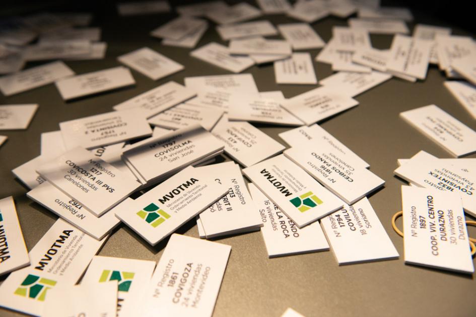 Fichas con nombres de las cooperativas inscritas al sorteo Sorteo de coopertivas