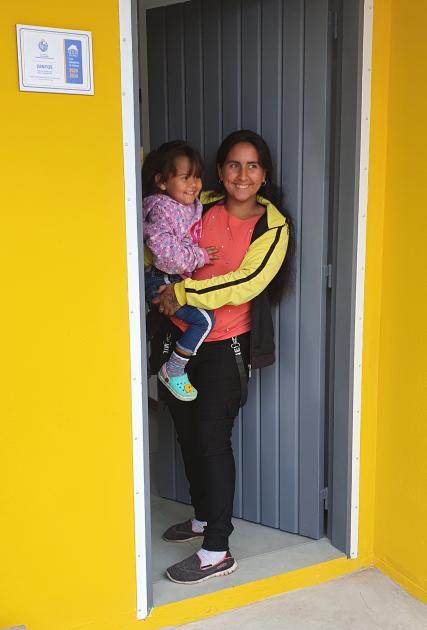 Familia ingresando a su nuevo hogar Familia ingresando a su nuevo hogar