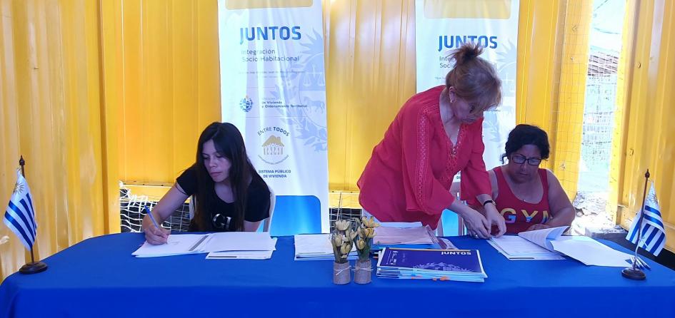 Familias participantes firman acuerdos particulares en la ciudad de Rivera Familias participantes firman acuerdos particulares en la ciudad de Rivera