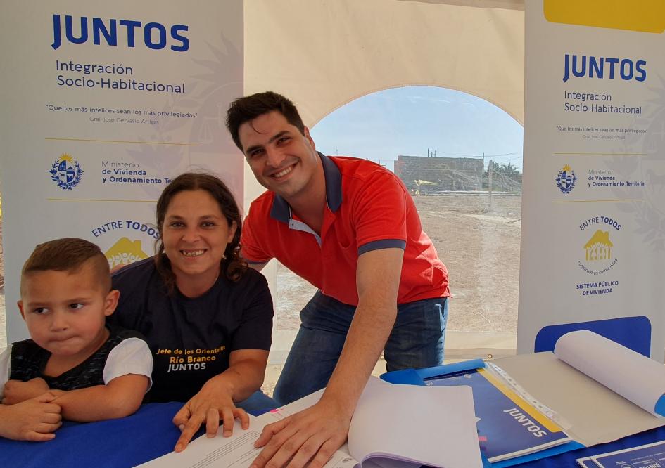 Ceremonia de entrega de viviendas en Río Branco