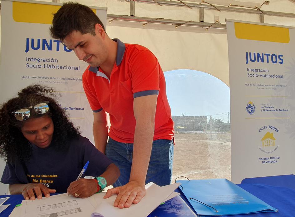 Ceremonia de entrega de viviendas en Río Branco