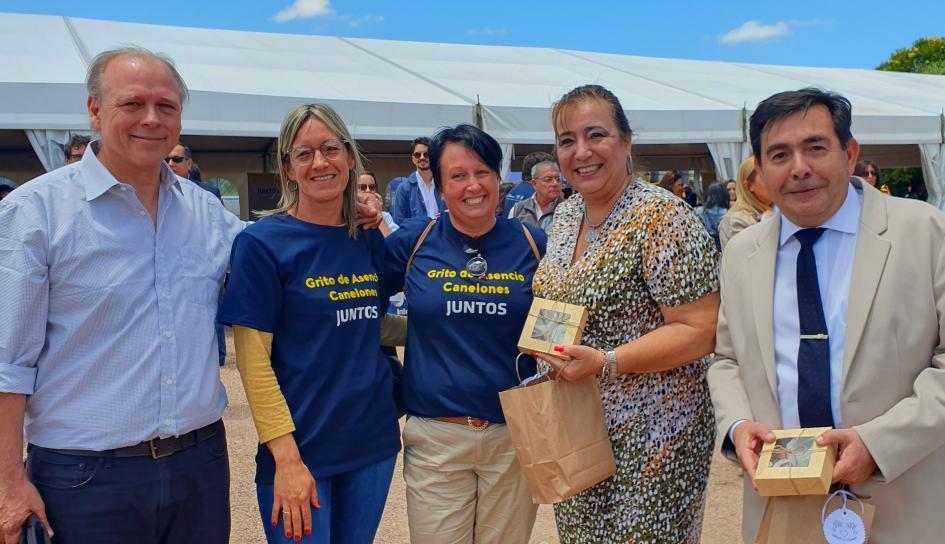 Participantes de Barros Blancos junto a autoridades del MVOT Participantes de Barros Blancos junto a autoridades del MVOT