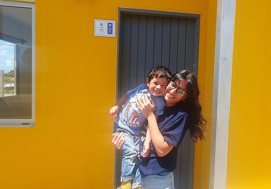 Familia participante en la entrada de su nueva casa Familia participante en la entrada de su nueva casa