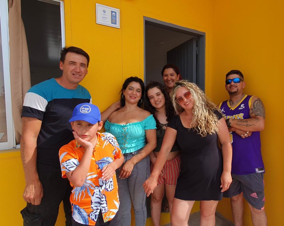 Familia de Fray Bentos en la puerta de su nueva vivienda