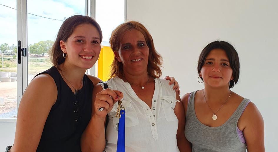 Familia de Fray Bentos en su nueva vivienda