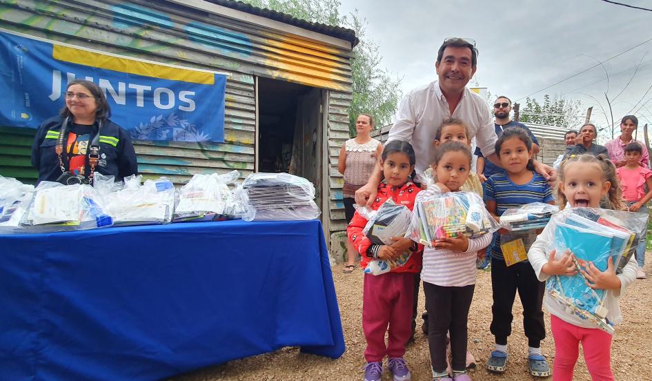 Coordinador gral. de Juntos Rody Macías en la entrega de kits en la ciudad de Canelones