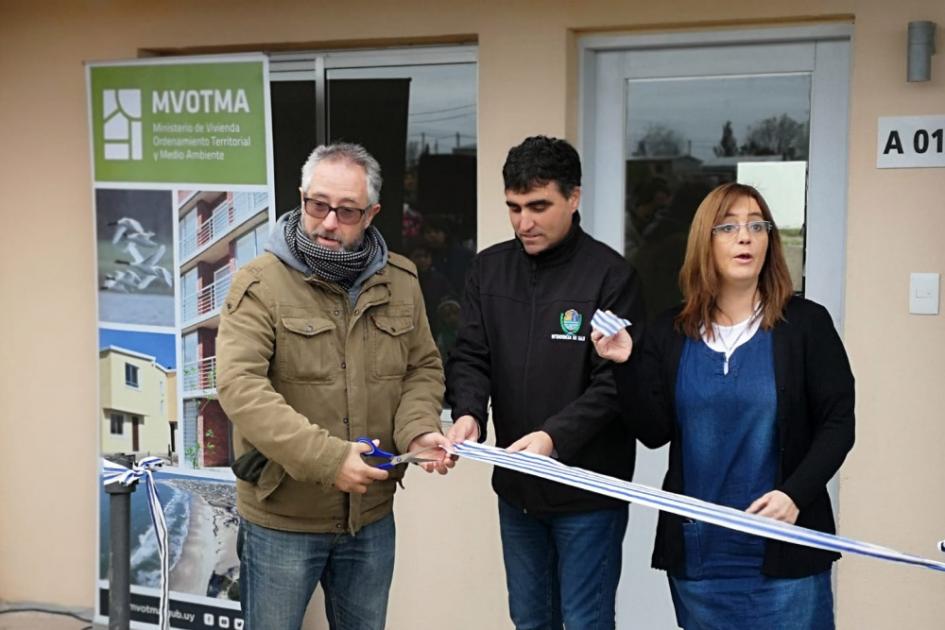 Más de 160 familias acceden a la Vivienda Beneficiarios de pie frente al complejo