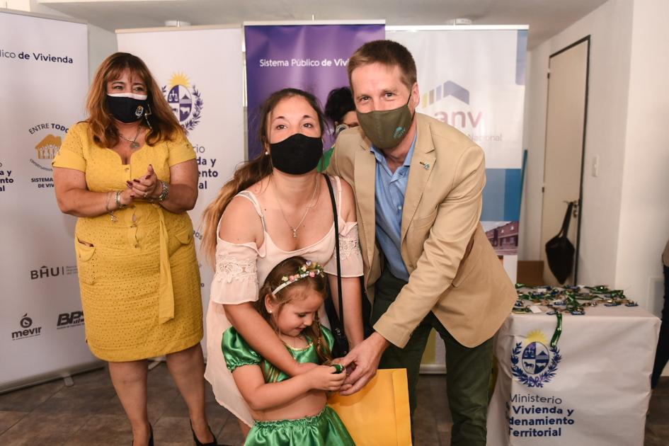 Ministra y presidente de ANV entregando una llave. Ministra y presidente de ANV entregando una llave.