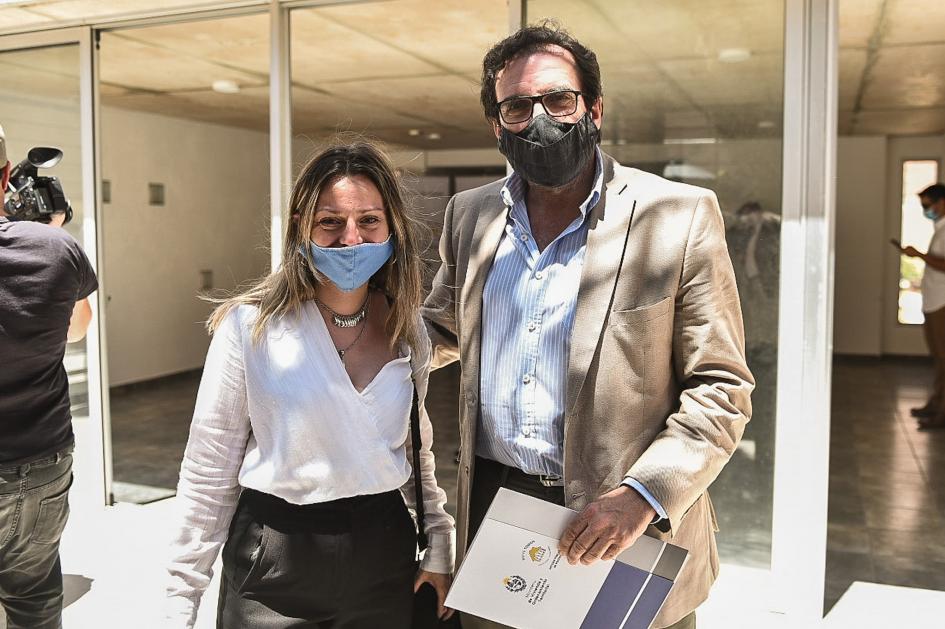 Director de vivienda con una beneficiaria Director de vivienda con una beneficiaria