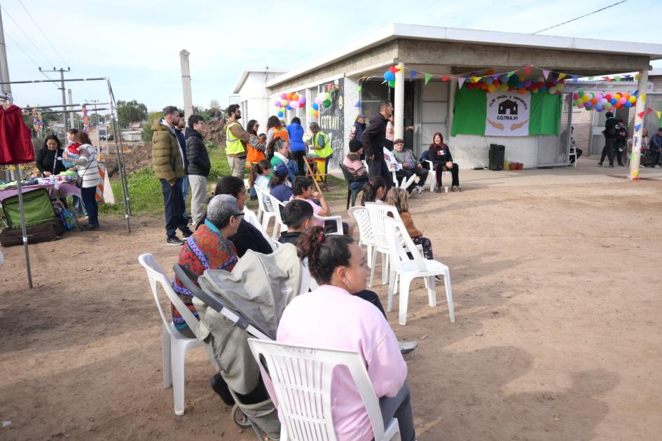 Público frente al salón vecinal 27 aniversario del Barrio Cotravi