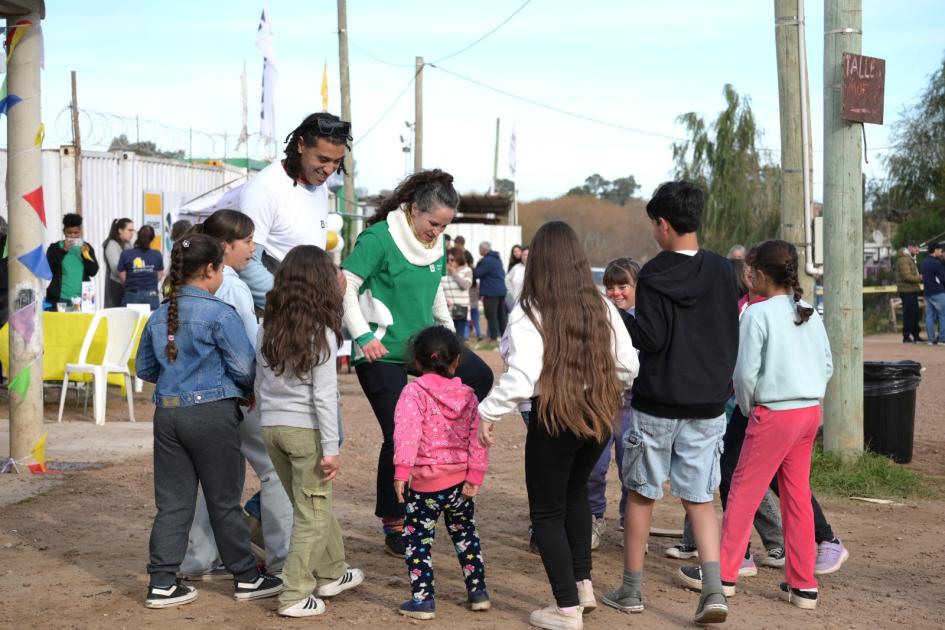 Niños bailando con animadores 27 aniversario del Barrio Cotravi